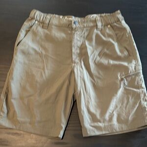 Wrangler Khaki Green Cargo Shorts with Relaxed Fit